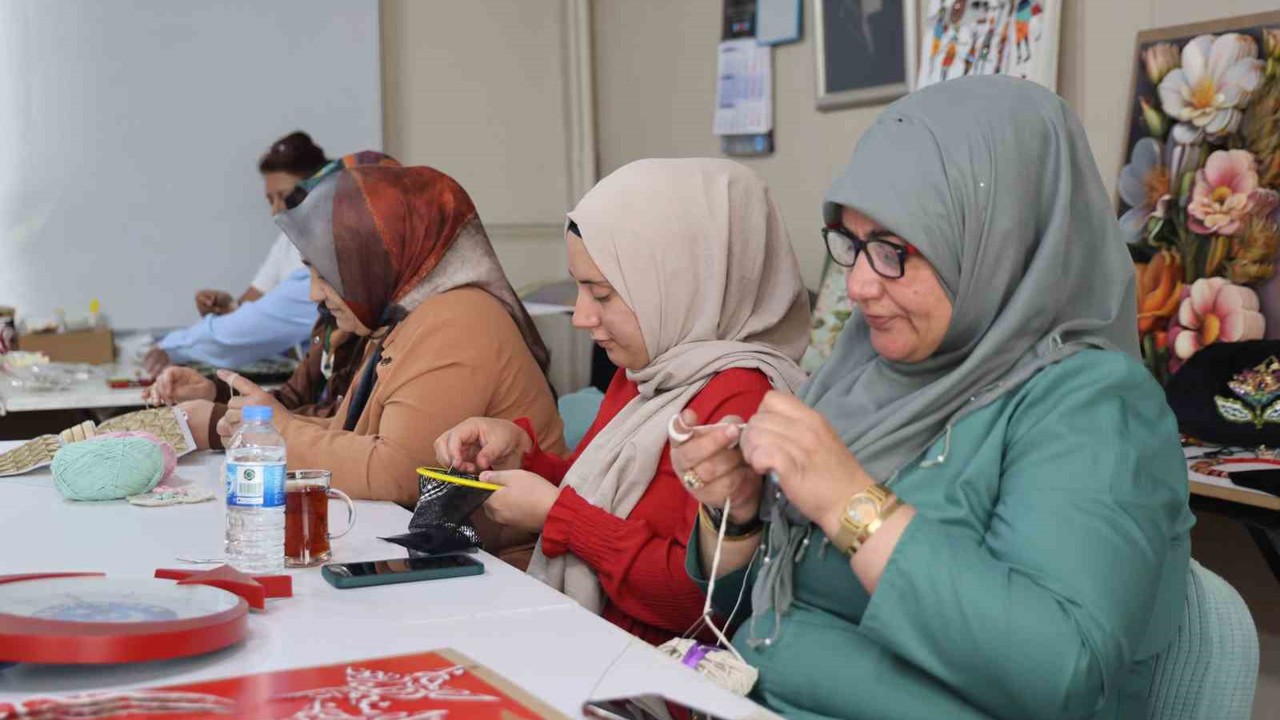 Kadınlar, el sanatları kursunda hem öğreniyor hem de ev ekonomisine katkı sağlıyor
