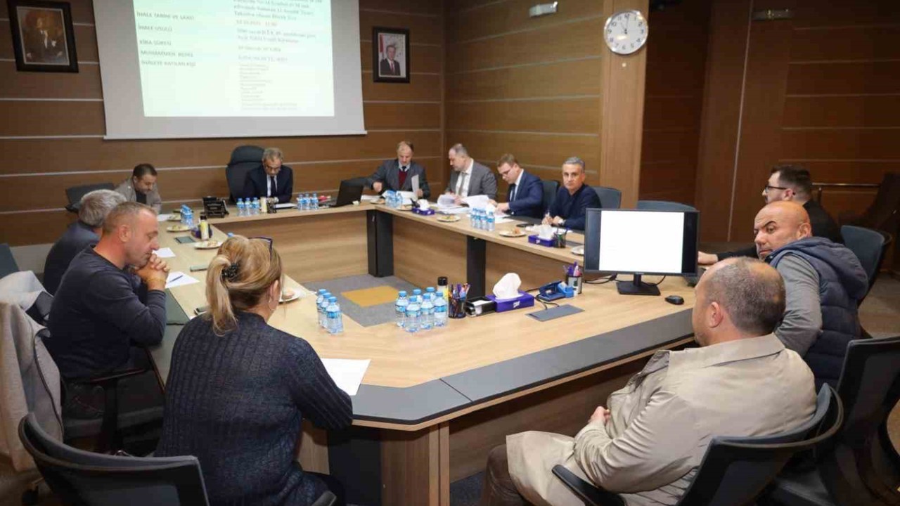 Kurallara uymayan sürücü ve tarihi geçmiş ürün satan marketçilere ceza
