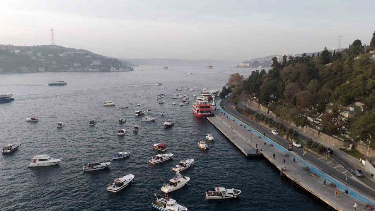 Sarıyer’de teknelerle balık avı eşsiz Boğaz manzarasıyla birleşti

