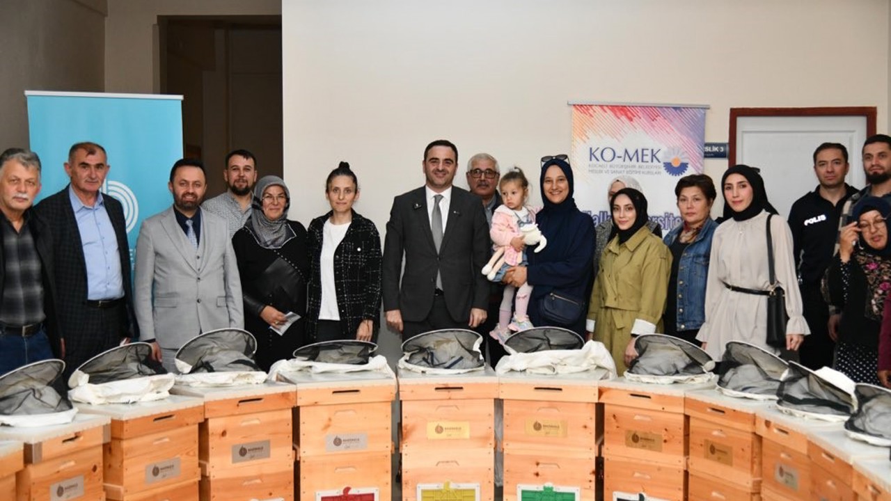 Arıcılık kursiyerlerine malzeme desteği
