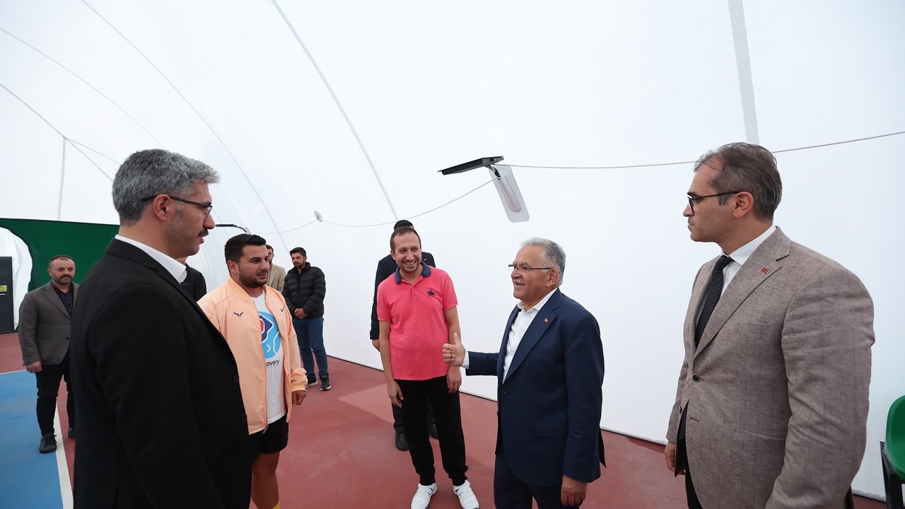 Başkan Büyükkılıç’tan yeni balon tenis kortlarına inceleme

