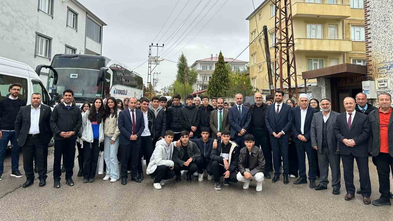 400 genç gönüllü tarihi camide din gönüllüleriyle buluştu
