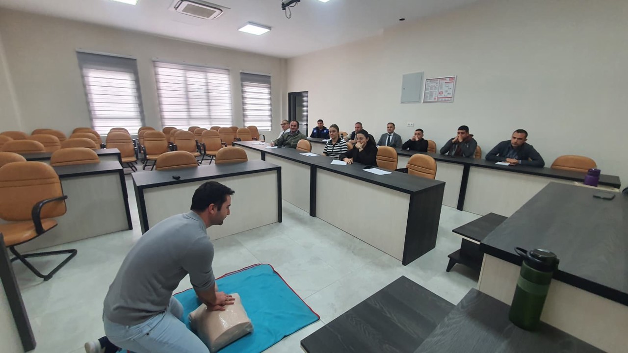 Demirci’de belediye personeline ilk yardım uygulama eğitimi verildi
