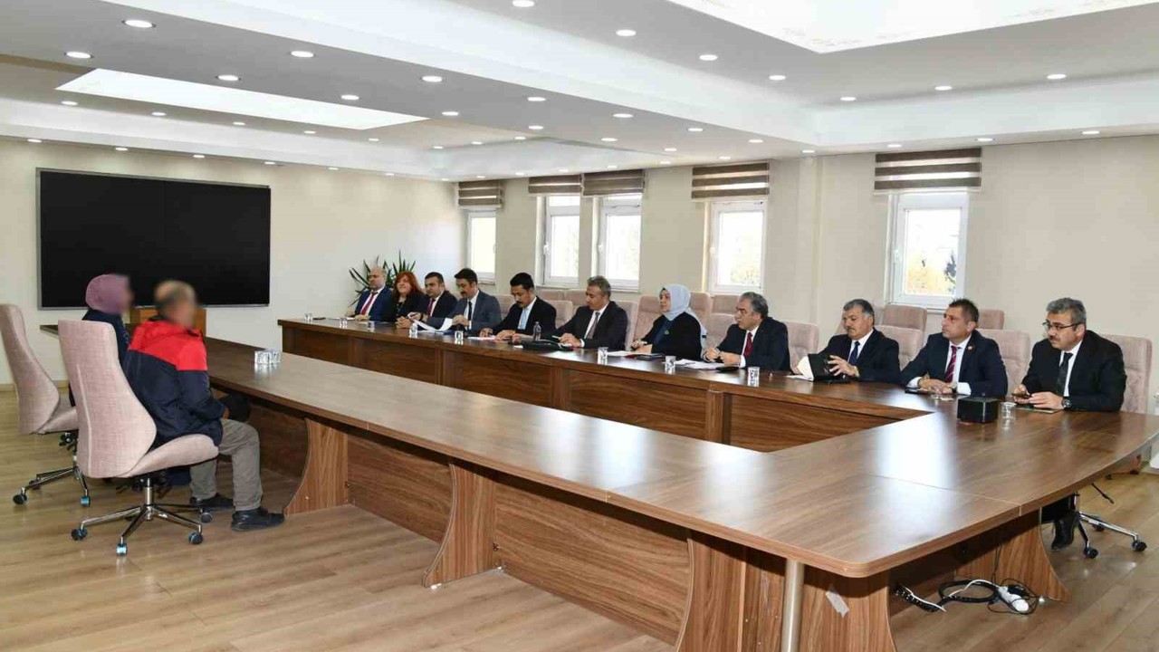 Vali Çiçek, halk gününde talepleri dinledi
