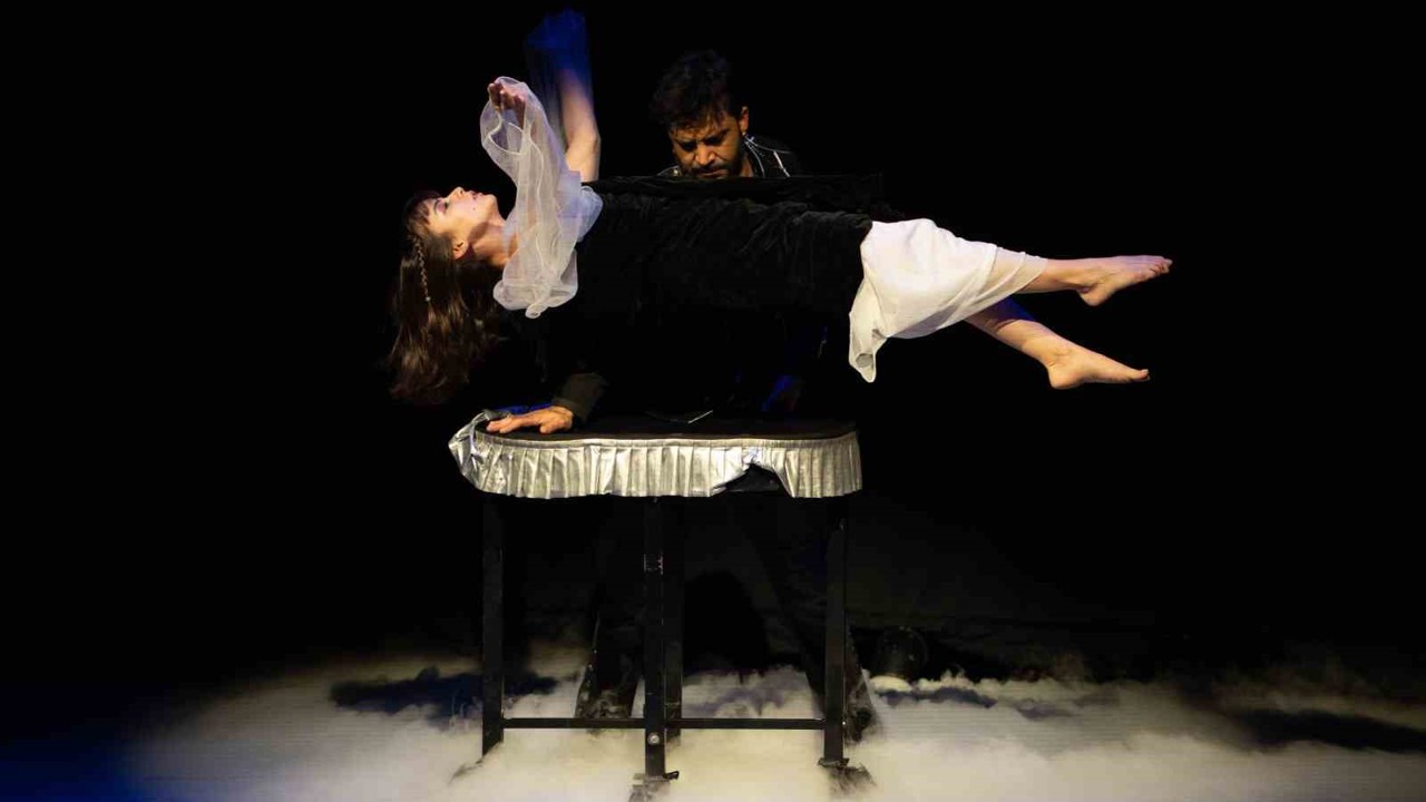 Enver Ertaş iddialı ve eğlenceli yeni gösterisiyle sahnede
