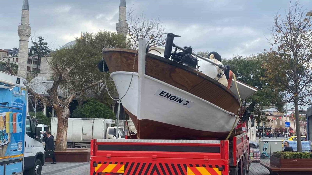 Üsküdar’da yolcu motoru balıkçı teknesine çarptı
