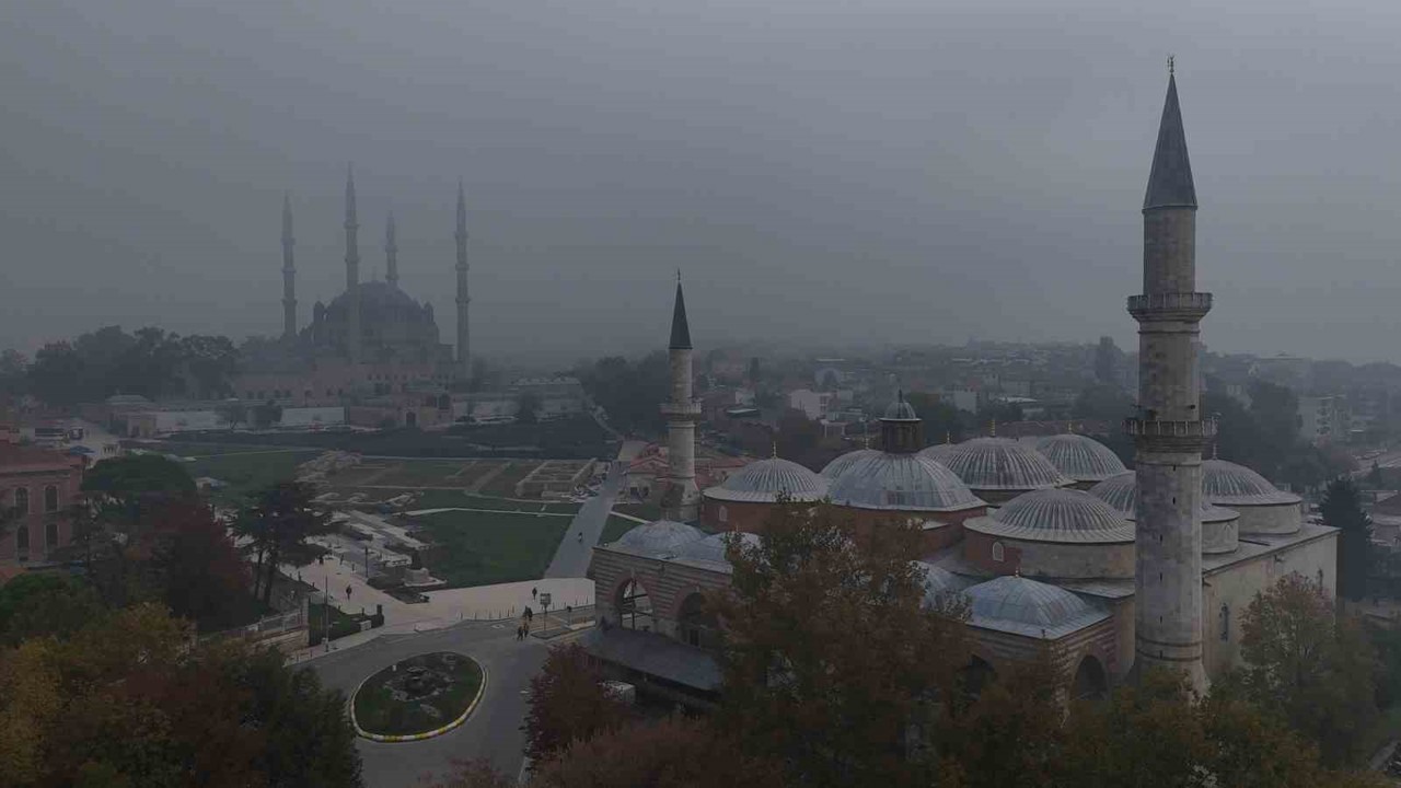 Selimiye Camisi sis bulutları arasında kayboldu
