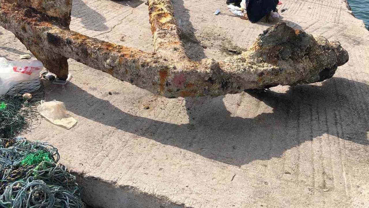 İskeleden yaklaşık 3 tonluk çapa çıkarıldı
