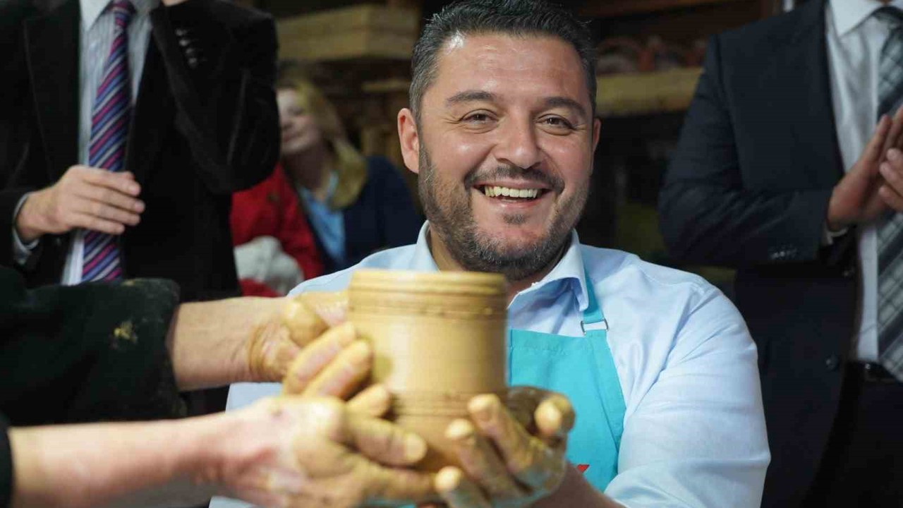 Rodop Belediye Başkanı Pavel Mihaylov, hayatında ilk defa çömlek tezgahına geçerek bardak yaptı
