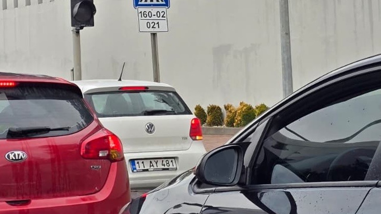 Bilecik’te güvenlik şeridini kullanan sürücüler pes dedirtti
