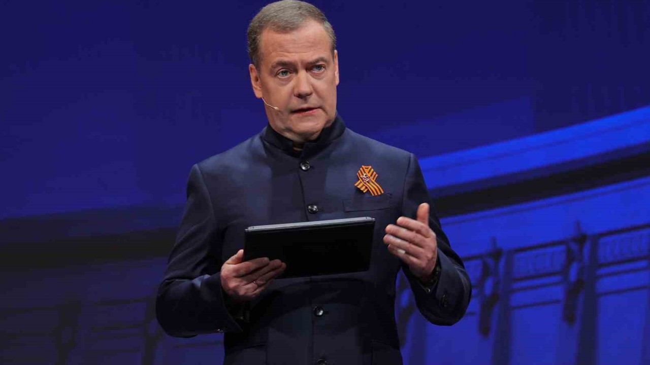 Medvedev’den Trump’a: "Geveze barış elçisi, artık Rusya ile tam bir savaş halinde"
