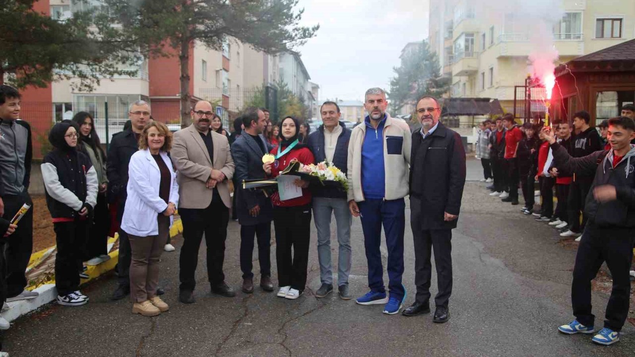 Çin’den altın madalyayla dönen Afra Kılınç’a meşaleli karşılama
