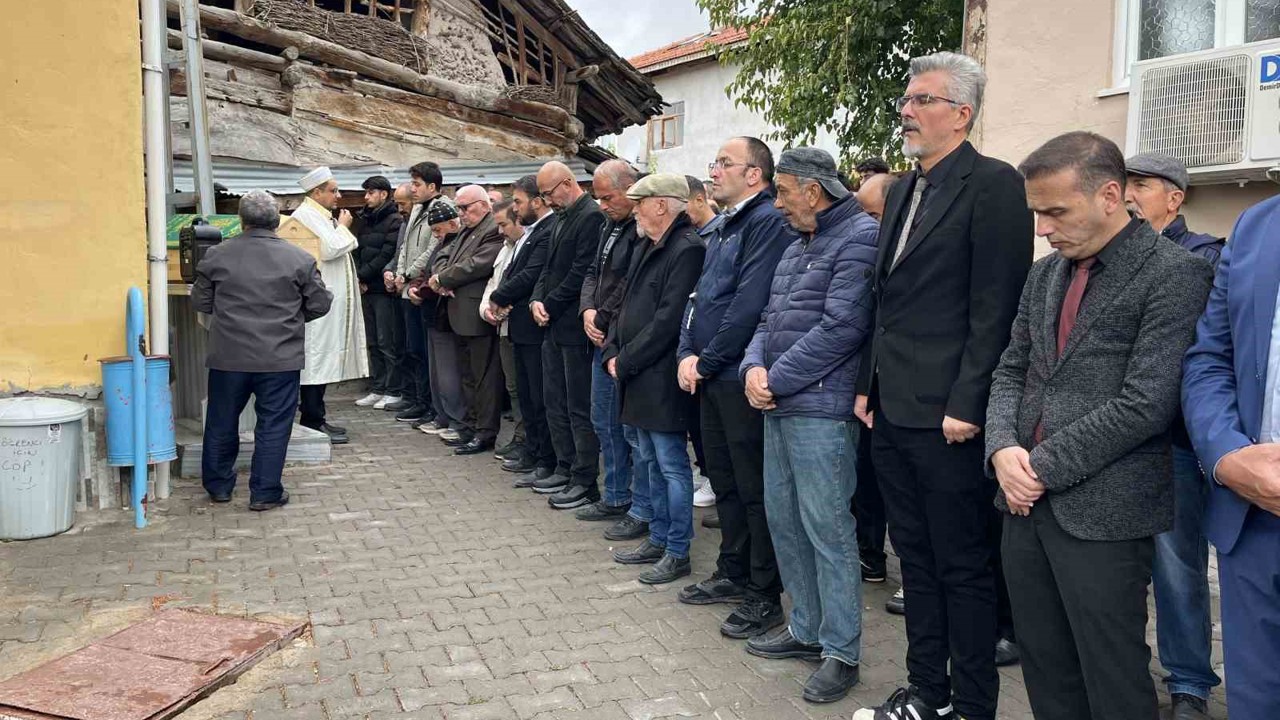 Eski eşi tarafından öldürülen 2 çocuk annesi kadın toprağa verildi

