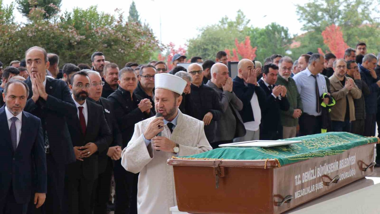 Araç kullanırken kalp krizi geçirerek hayatını kaybeden profesör son yolculuğuna uğurlandı
