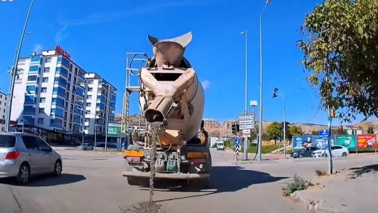 Beton mikserinin yola çimento dökerek ilerlediği anlar kamerada
