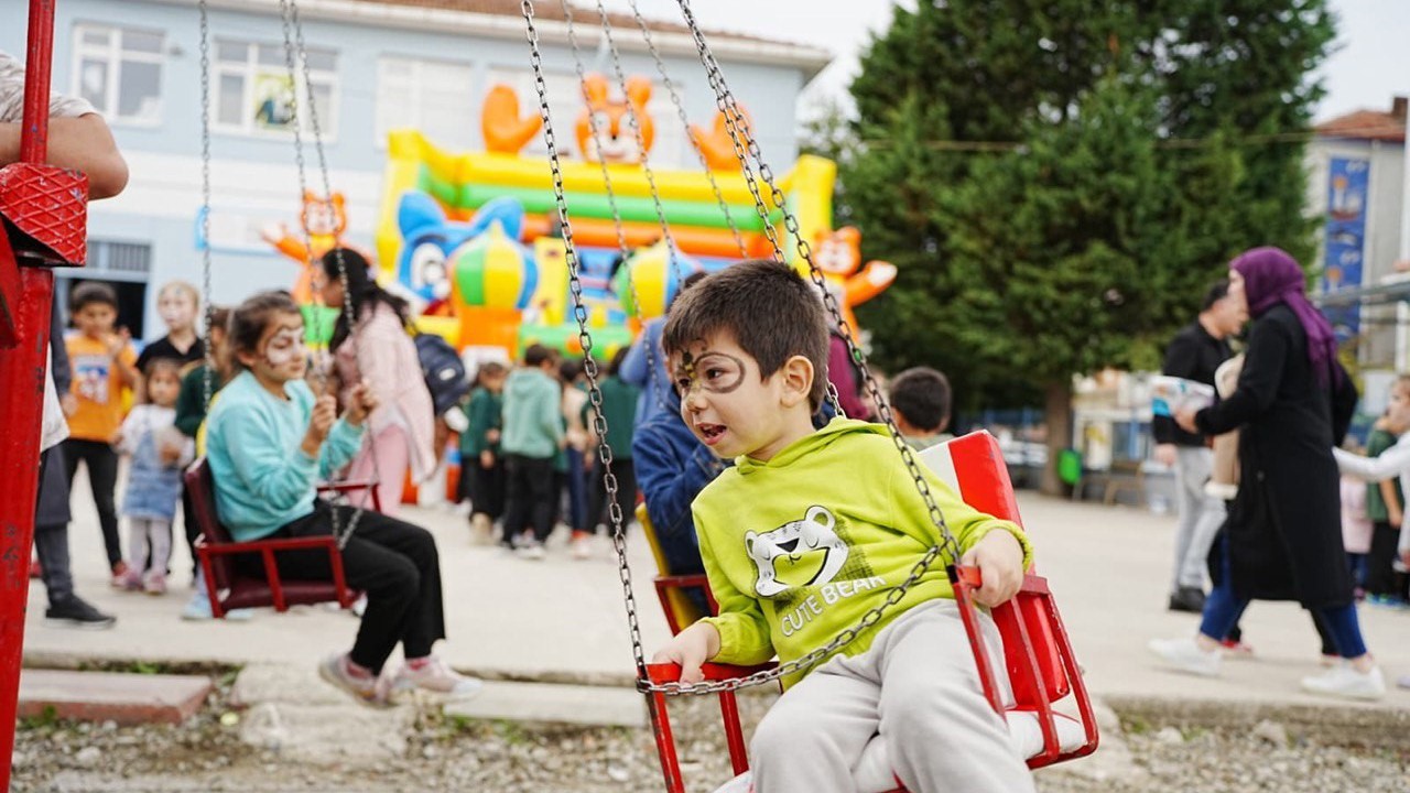 Çocuklar oyuna, aileler sağlık taramasına
