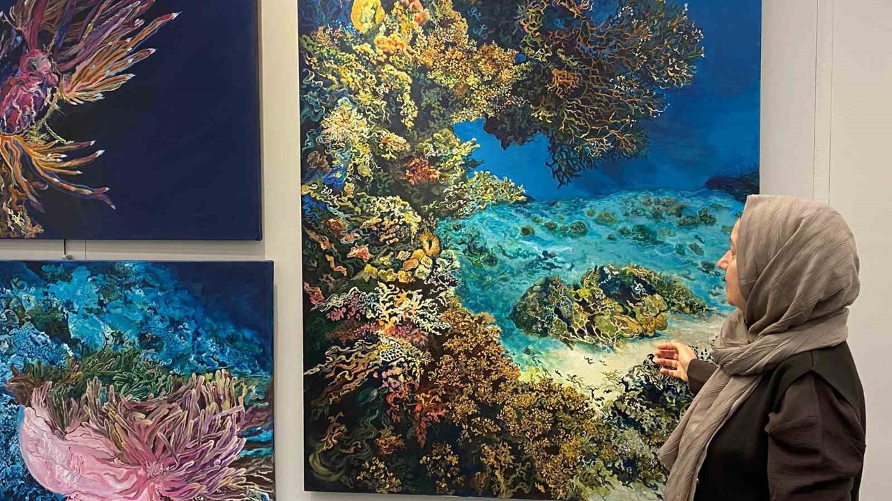 Deniz yaşamının enerjisini tuvale yansıttı
