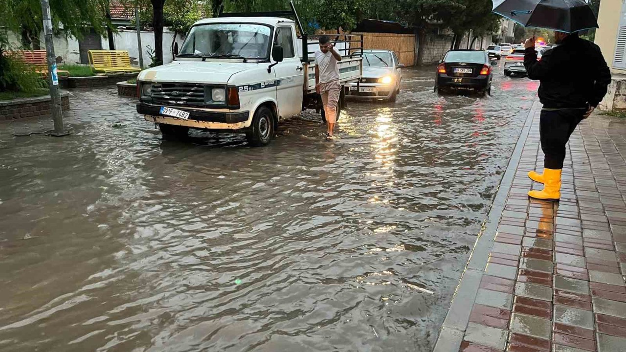 Aydın’da sağanak yağmur hayatı olumsuz etkiledi
