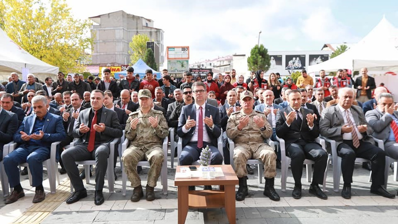 Erciş’te 2011 depreminde hayatını kaybedenler anıldı
