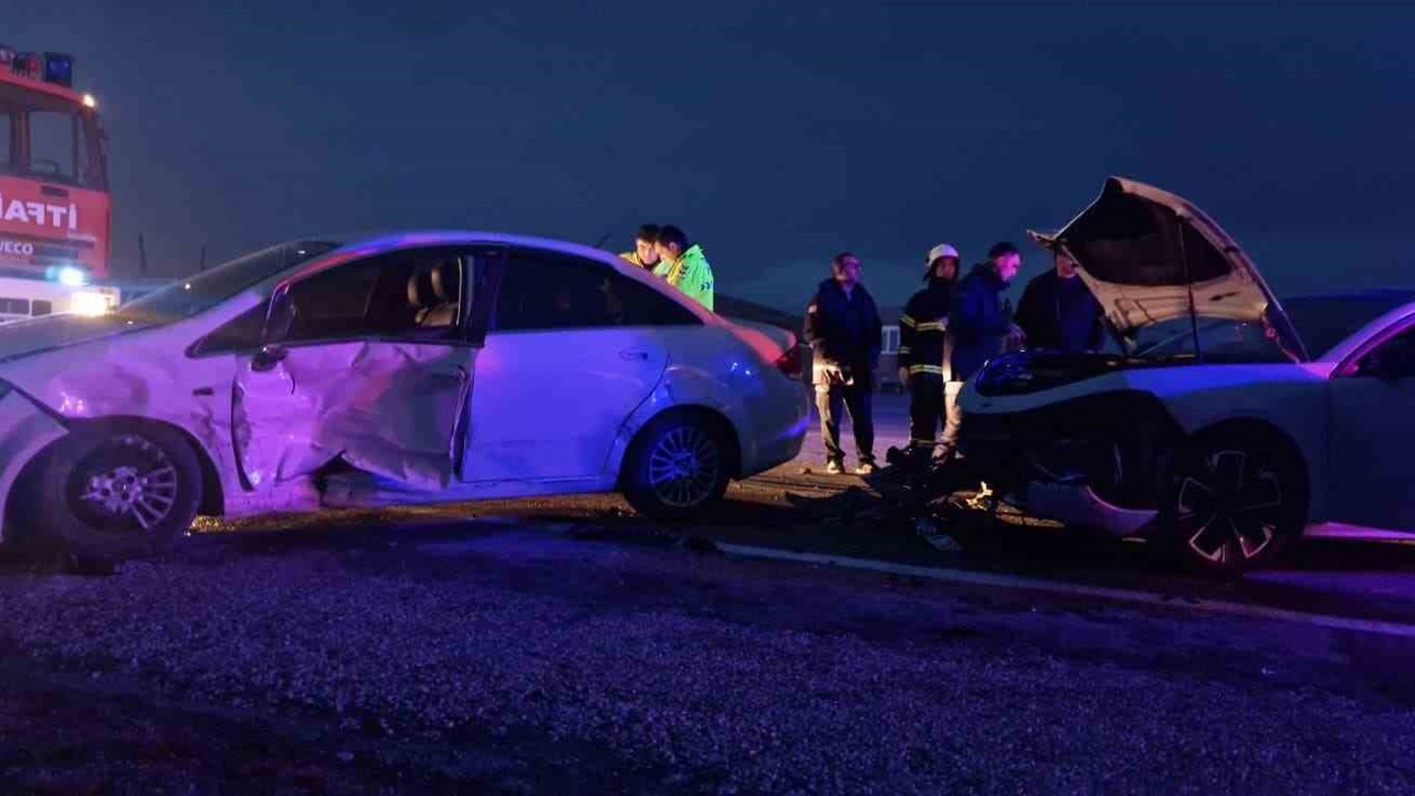 Çorum’da iki otomobil çarpıştı: 3 yaralı
