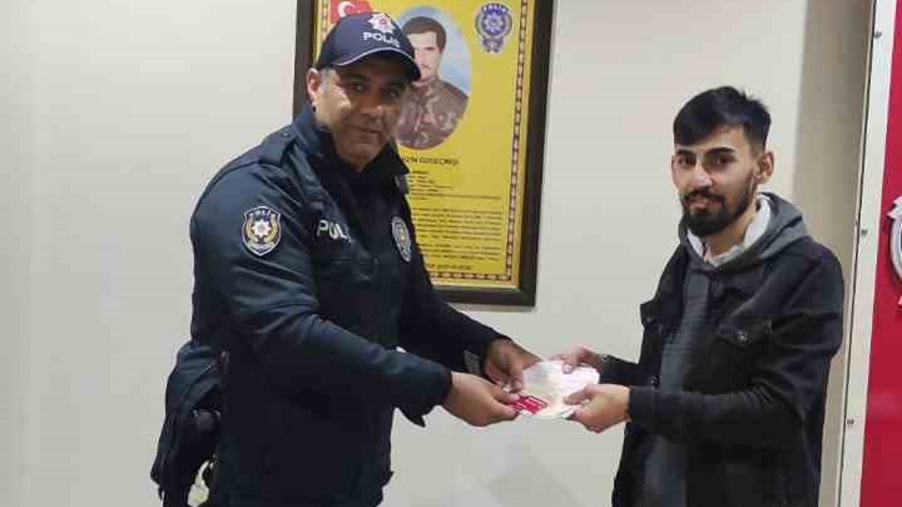 ATM’de bulduğu 6 bin 350 ve kartı sahibine teslim etti
