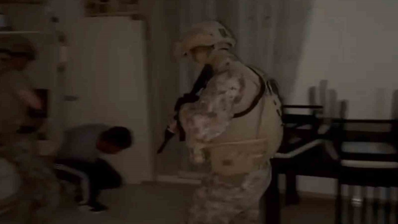 Duvarla örülen gizli bölmedeki dolaptan aranması bulunan 2 şahıs çıktı
