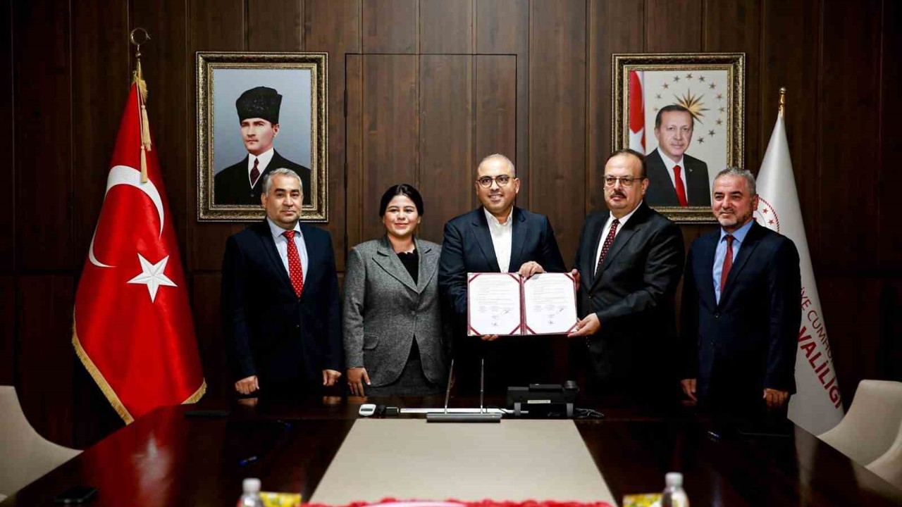 ADÜ İlahiyat Fakültesi’nde yapılacak olan cami için imzalar atıldı
