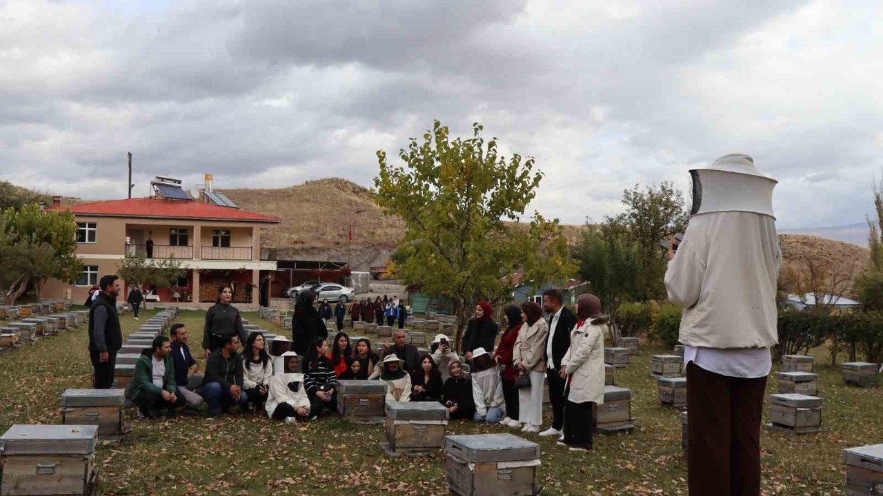 Erzurumlu gençler organik arıcılığı öğrendi
