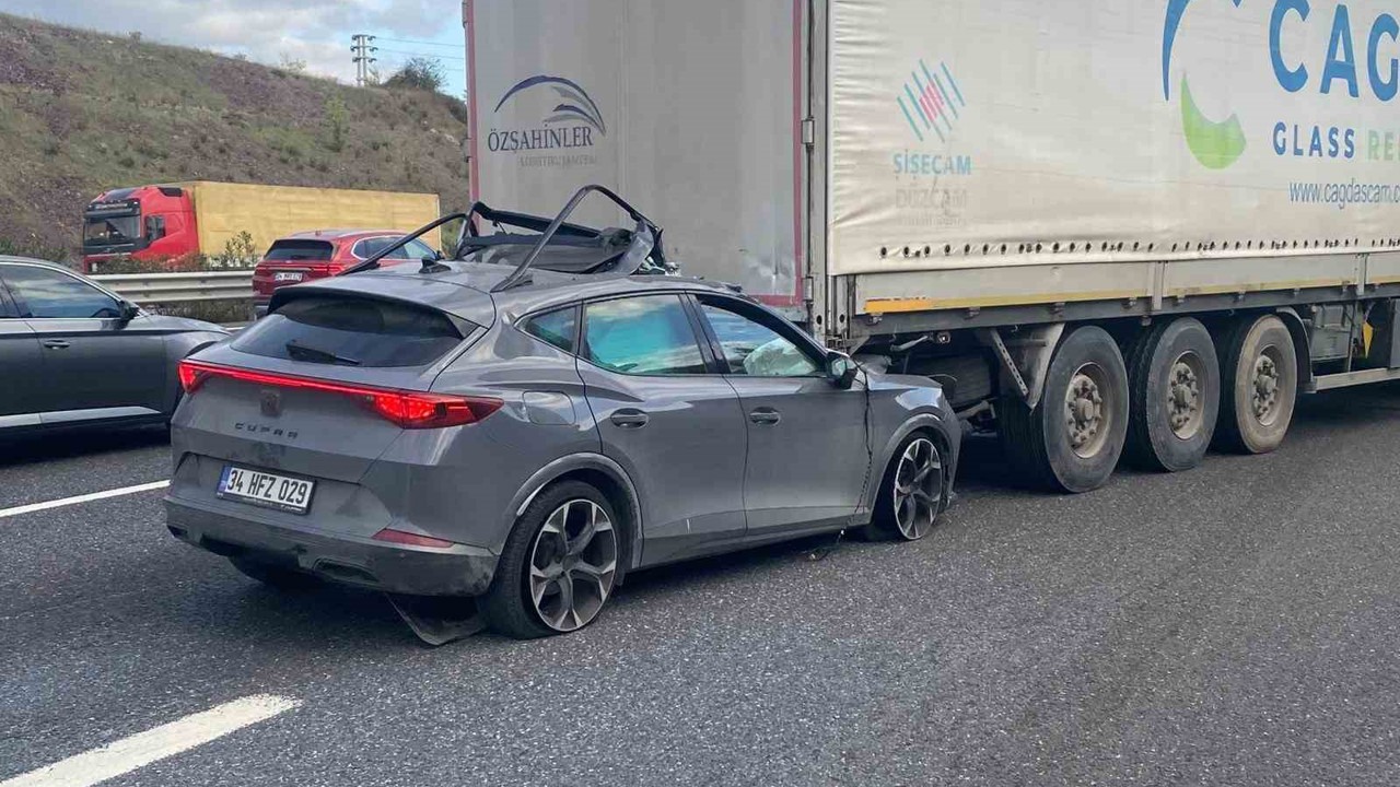 Sancaktepe’de otomobil tıra arkadan çarptı: Sürücü sıkışarak yaralandı
