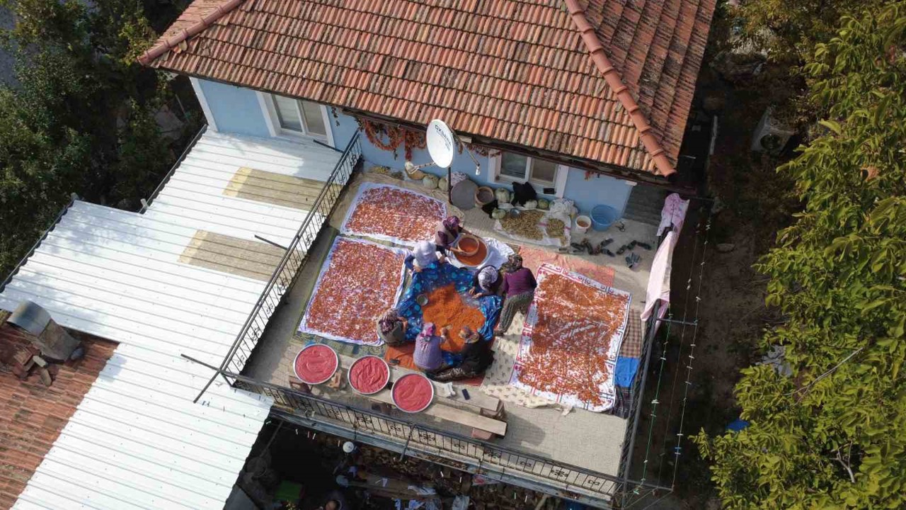 Demirci’nin 16 çeşitli tarhanası kışa hazırlanıyor
