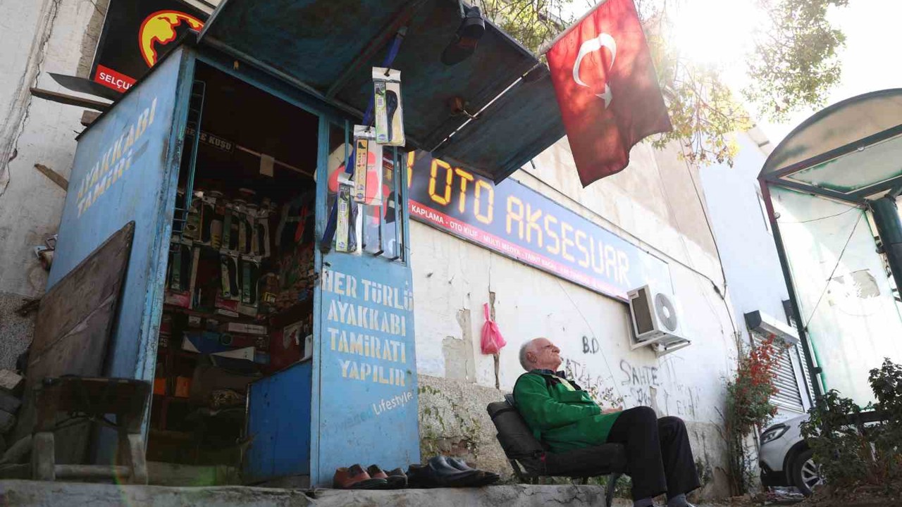 2 metrekarede 45 yıllık ayakkabı boyacılığı
