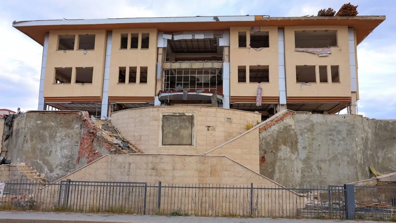 Bayburt’ta yeni ‘Kültür Merkezi’ için yıkım çalışmaları başladı
