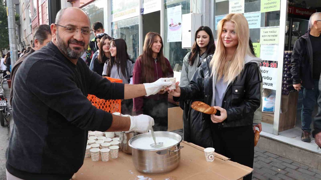 Bir bardak süt ile önyargıları yıktı, anlamlı etkinlik taktir topladı
