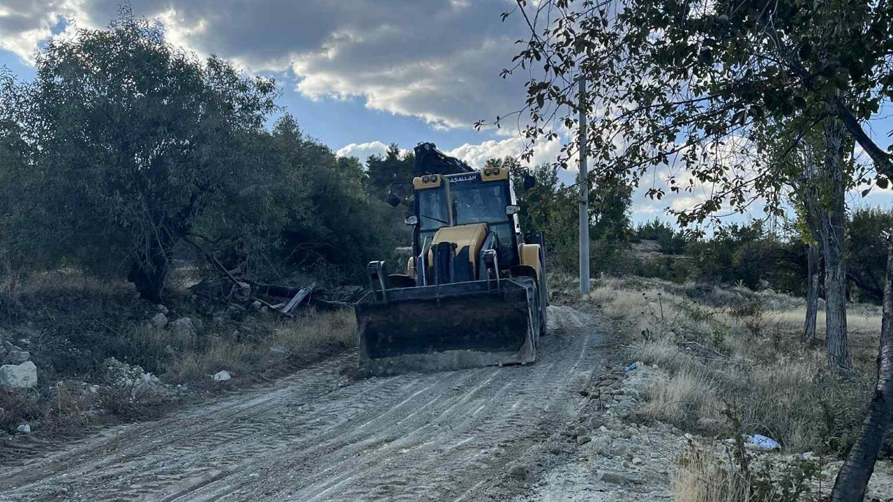 Acıpayam Belediyesinin düzeltmediği yolu vatandaşlar kendi imkânlarıyla düzelti
