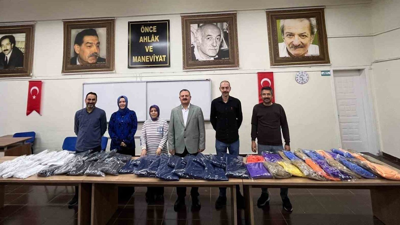 Gediz Halk Eğitim’de üretilen kışlıklar ihtiyaç sahiplerine ulaştırılacak
