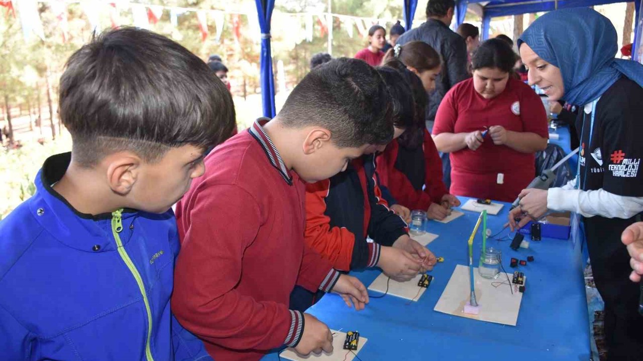 Çocuklar Şahinbey Belediyesi’nin Bilim Şenliği’nde doyasıya eğlendi
