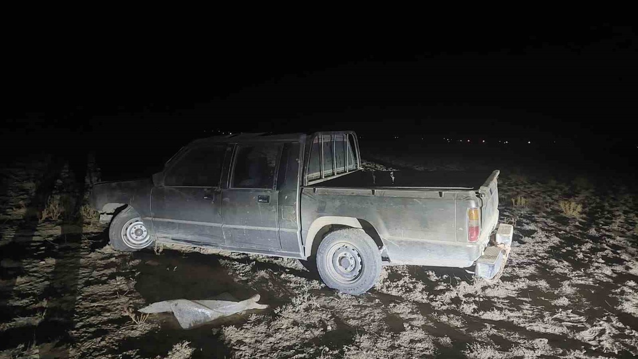 Kontrolden çıkan pikap şarampole girdi: 2 yaralı
