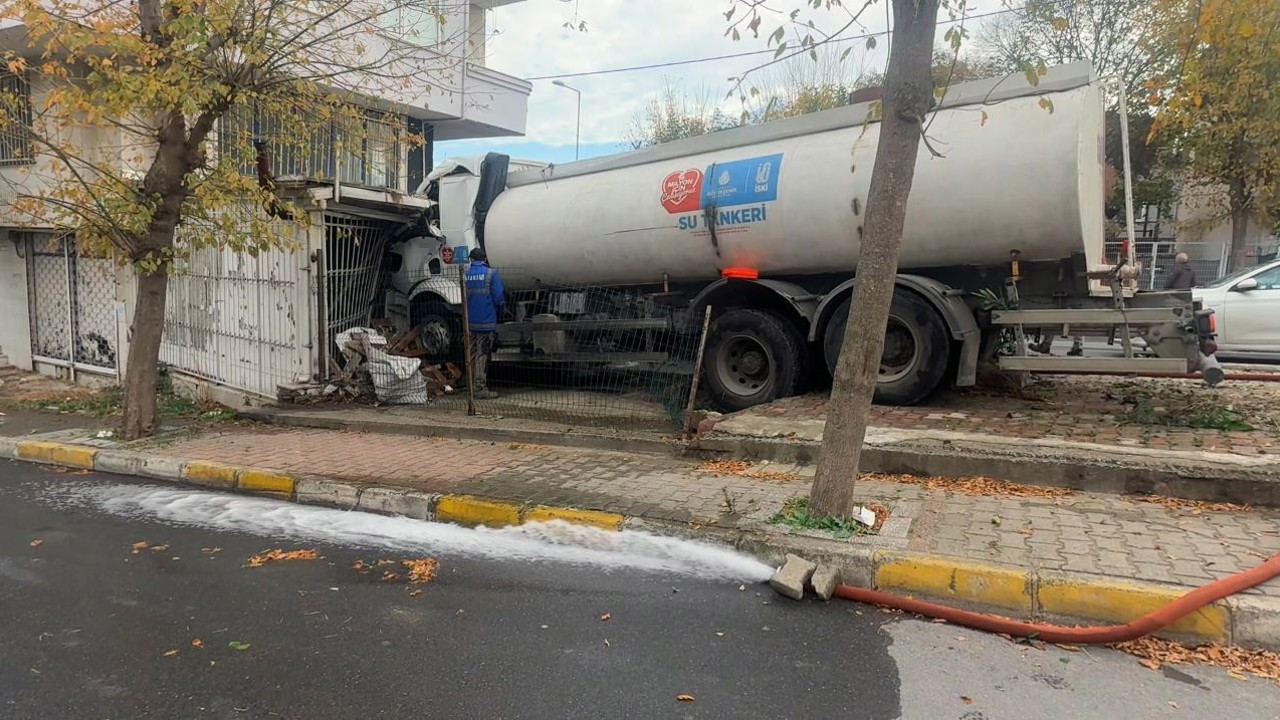 Küçükçekmece’de İSKİ’ye ait su tankeri iş yerine girdi: Faciadan dönülen kaza kamerada
