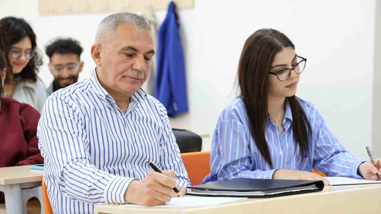 58 yaşındaki dede, 18 yaşındaki torunuyla aynı üniversitede okuyor
