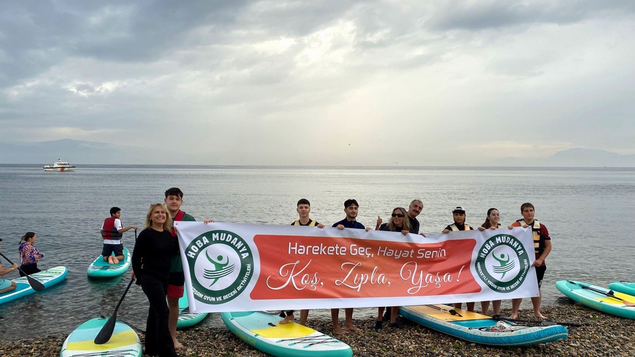 Öğrenciler suda dengede durmayı öğrendiler
