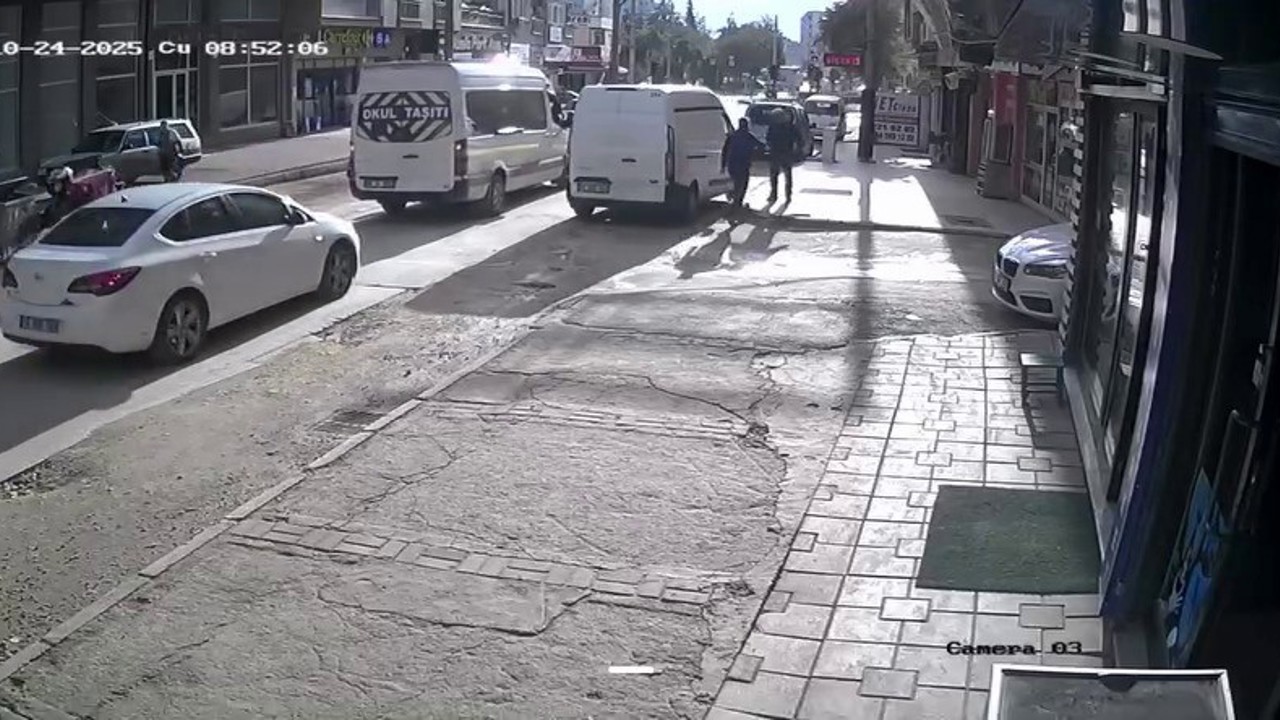 Geri manevra yaparken yayayı böyle yere serdi: Görünmez kaza kamerada
