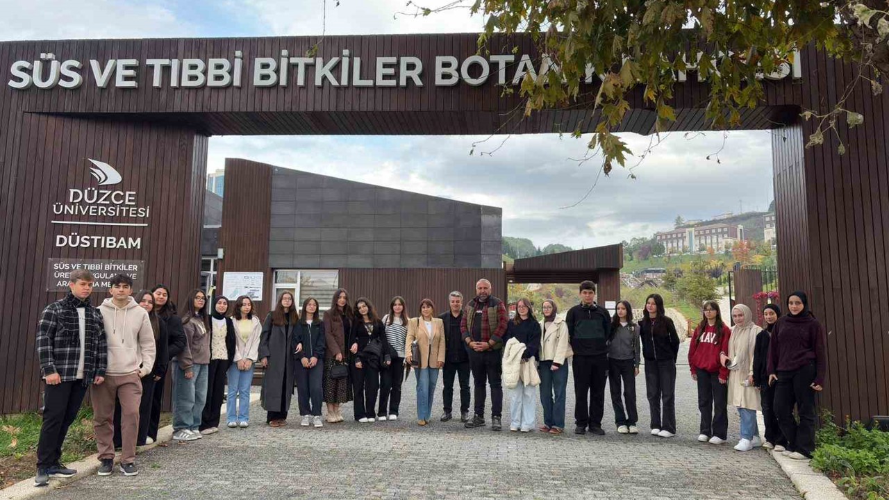 Liseli gençler sonbahar renklerini keşfetti
