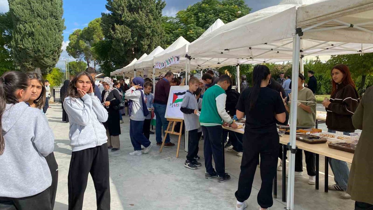 Bozkurt Anadolu İmam Hatip Lisesi öğrencileri, Gazze’ye destek amacıyla panayır düzenledi
