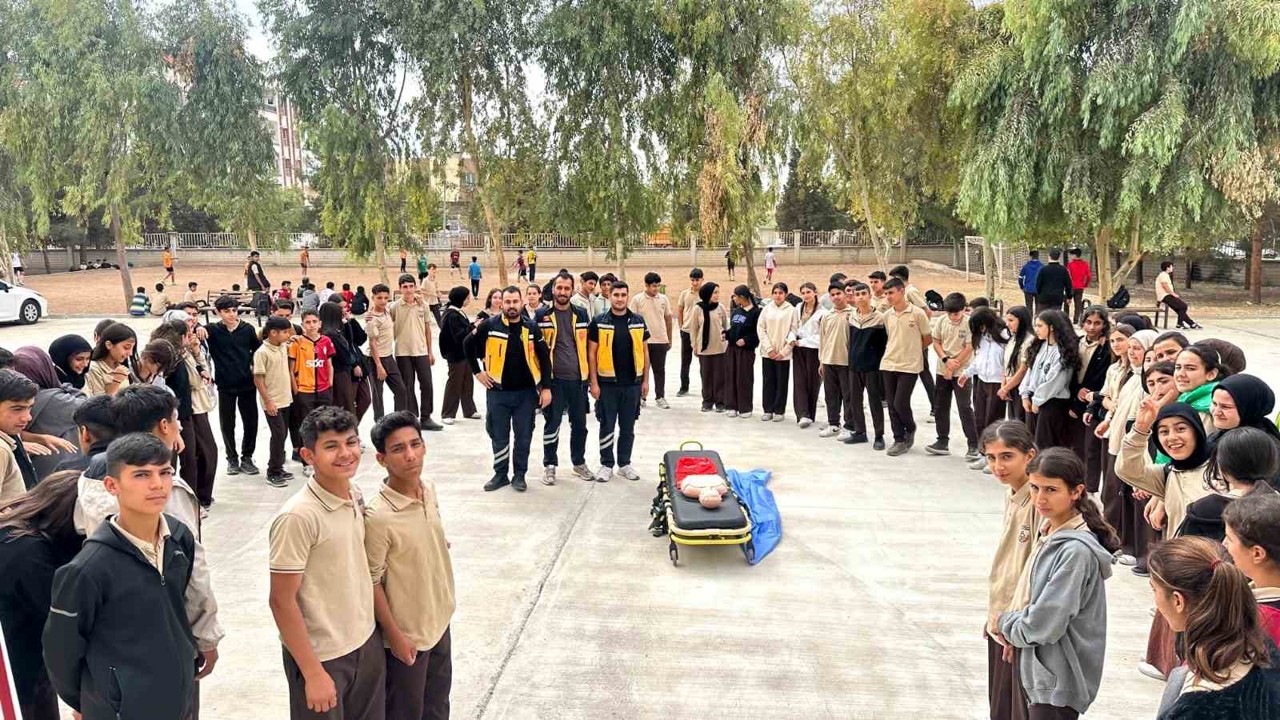 Mezun olduğu okulda hayat kurtarma dersi verdi
