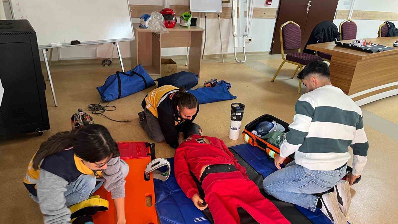 Acil sağlık personeline eğitim verildi
