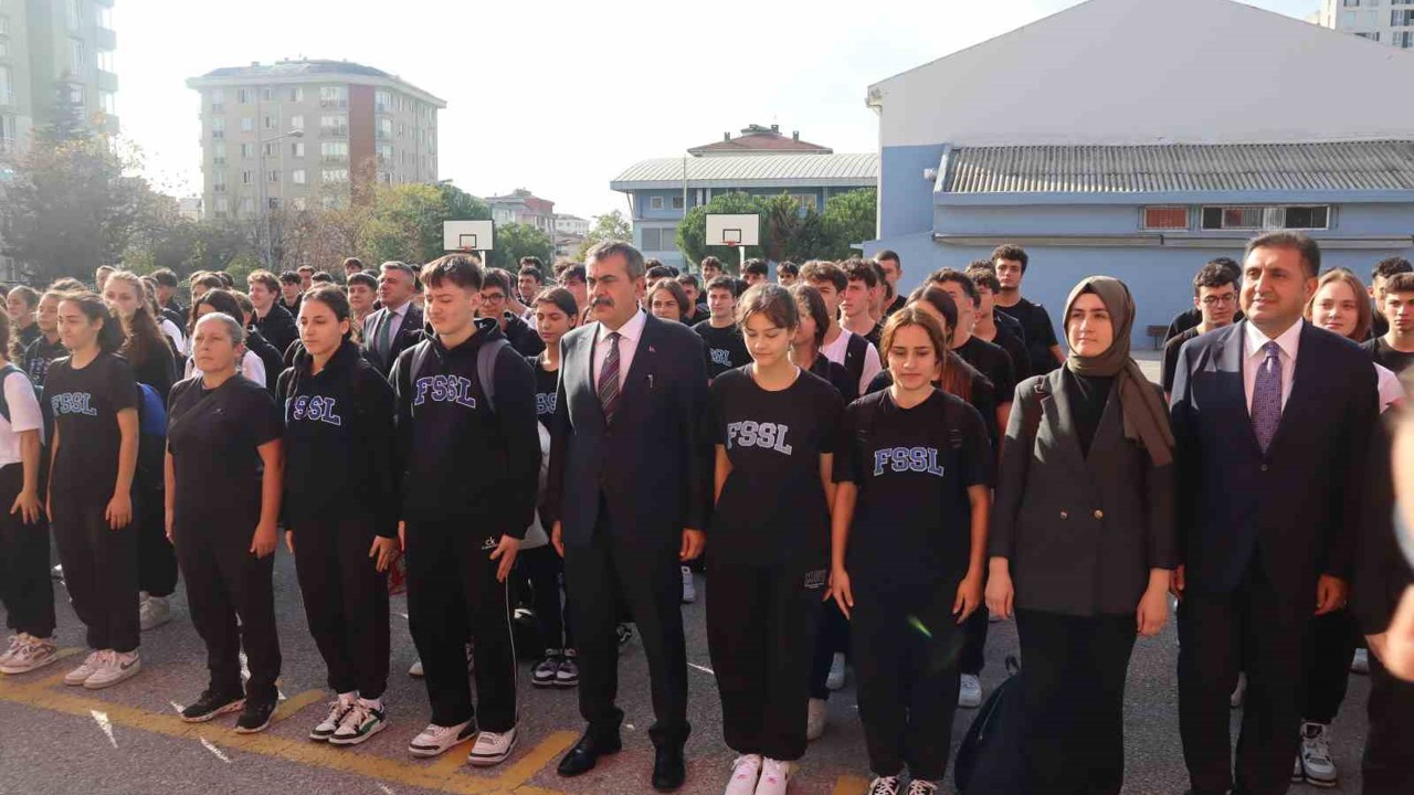 Milli Eğitim Bakanı Yusuf Tekin İstanbul’daki okulların tatili sonrası bayrak törenine katıldı
