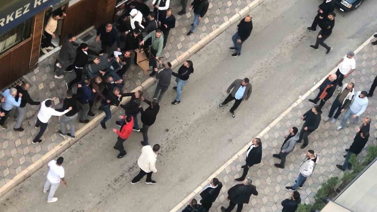 Elazığ’da iki grup arasında kavga: Masa ve sandalyeler havada uçuştu
