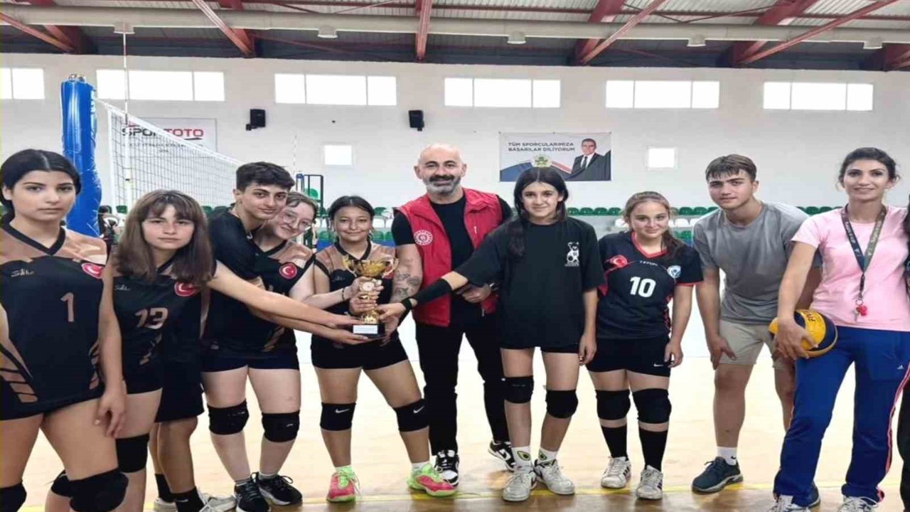 Liseli gençler şampiyonluk için ter döktü
