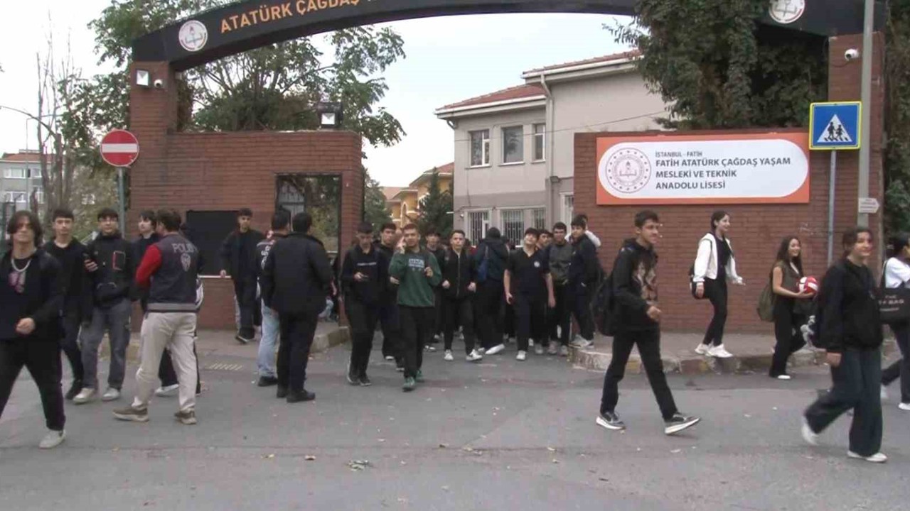 İstanbul’da beklenen sağanak yağış nedeniyle öğrenciler okullarından erken çıktı
