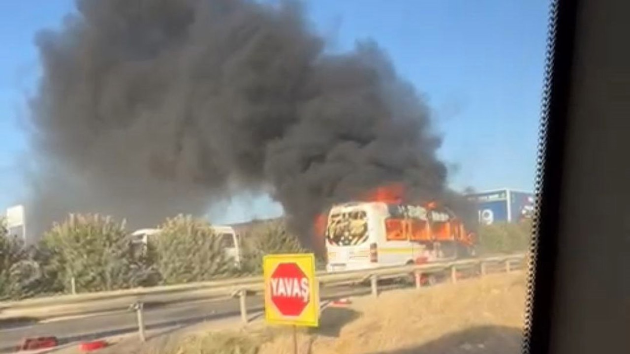 Adana’da öğrenci servisi yandı
